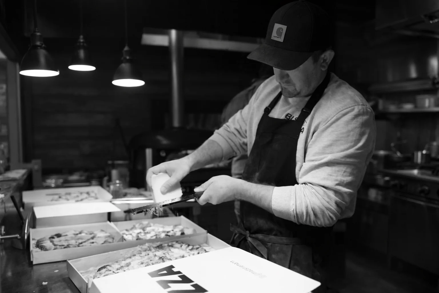 MAD'sens pizzabager folder friskbagt pizza på BIGA-dej i food trucken i Hjørring